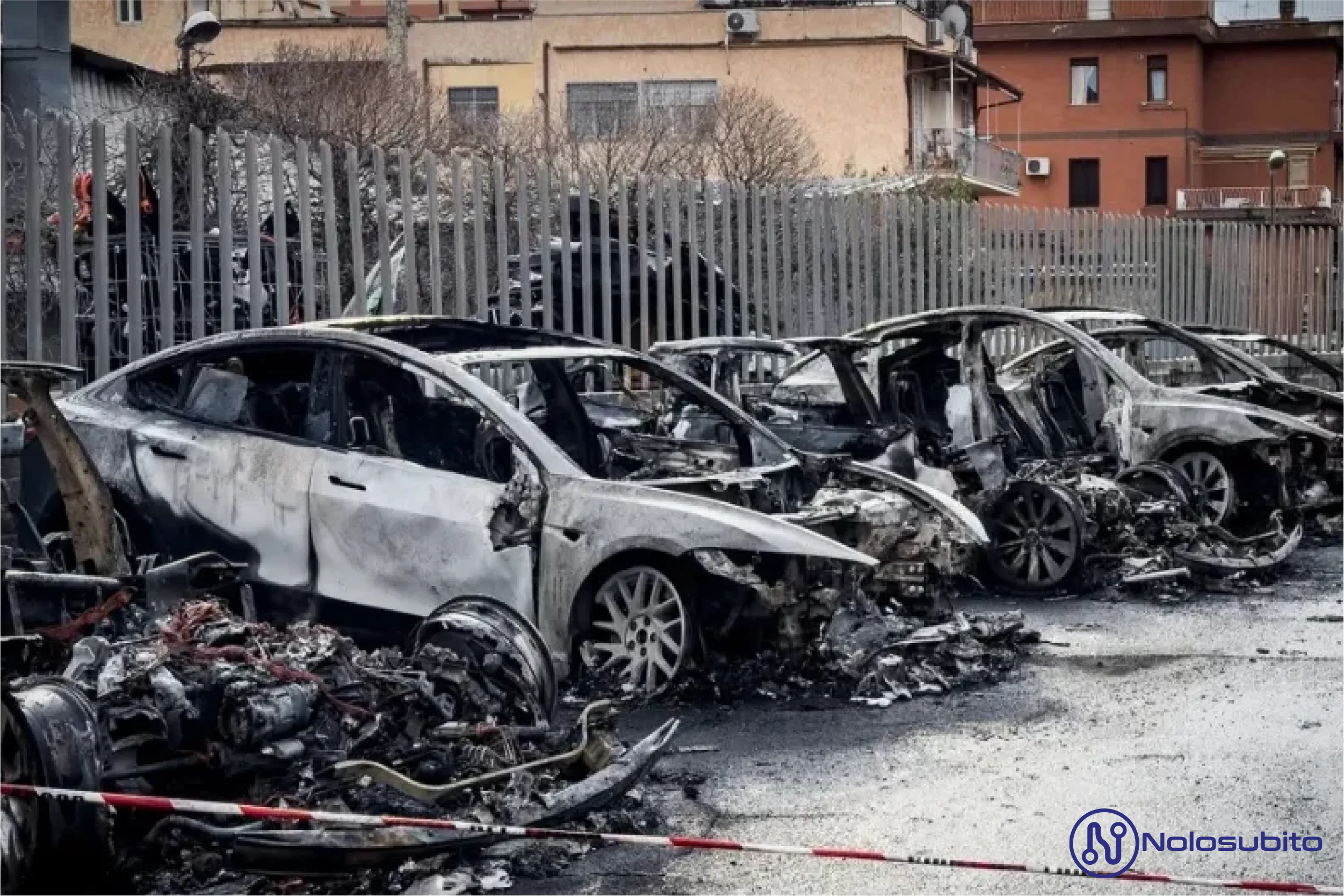 Roma, 17 auto Tesla bruciate